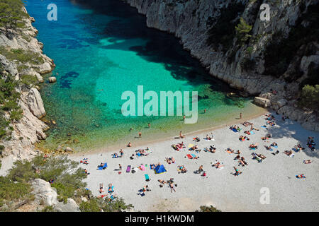 Touristen am Strand mit türkisblauen Wasser, Calanque d'En Vau, Calanques Nationalpark, Provence, Frankreich Stockfoto