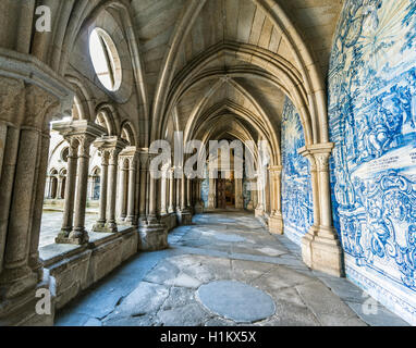 Kreuzgang in der Kathedrale von Porto mit Azulejo Kacheln, Barredo Bezirk, Porto, Portugal Stockfoto