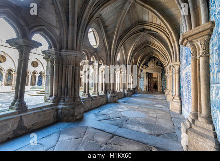 Kreuzgang in der Kathedrale von Porto mit Azulejo Kacheln, Barredo Bezirk, Porto, Portugal Stockfoto