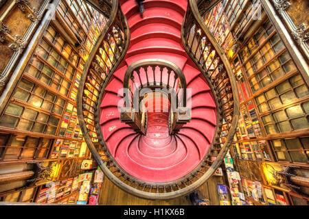 Geschwungene Holztreppe in Bibliothek, Livraria Lello & Irmão Buchhandlung, Porto, Portugal Stockfoto