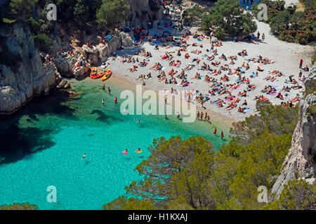 Touristen am Strand mit türkisblauen Wasser, Calanque d'En Vau, Calanques Nationalpark, Provence, Frankreich Stockfoto