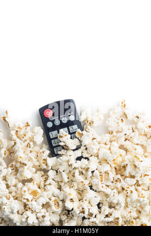 Leckeres Popcorn und tv-Fernbedienung. Ansicht von oben. Stockfoto