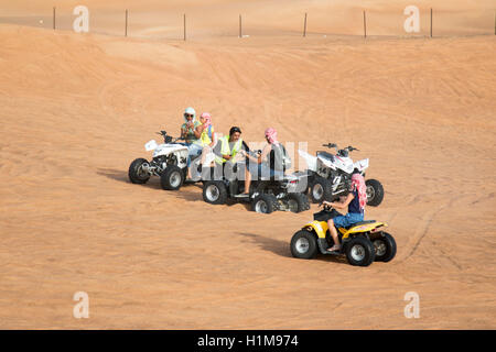 Desert Safari Dune bashing Tour Tourist Spaß Dubai Stockfoto