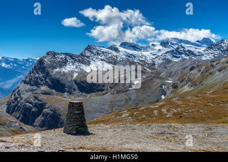 Cairn und Blick auf die Berge des Col de L'Iseran, Savoie, Frankreich Stockfoto