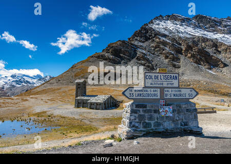 Kapelle und Zeichen an der Spitze der den Col de L'Iseran, Savoie, Frankreich, Chapelle Notre-Dame-de-Toute-Vorsicht Stockfoto