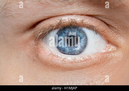 blaue junger Mann Auge Makro Stockfoto