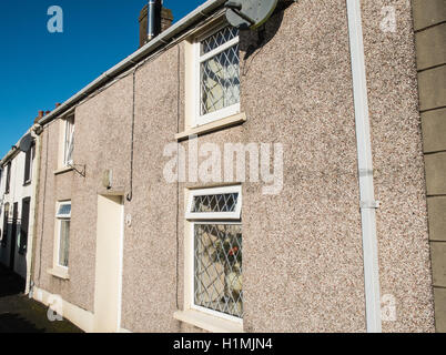 Kiesel gestrichelte Wände von Häusern, Hütten inmitten der Hügel Dorf Llansaint, in der Nähe von Kidwelly, Carmarthenshire, Wales. Stockfoto