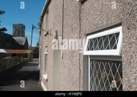 Kiesel gestrichelte Wände von Häusern, Hütten inmitten der Hügel Dorf Llansaint, in der Nähe von Kidwelly, Carmarthenshire, Wales. Stockfoto