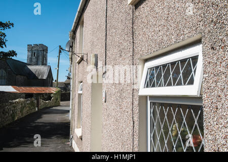 Kiesel gestrichelte Wände von Häusern, Hütten inmitten der Hügel Dorf Llansaint, in der Nähe von Kidwelly, Carmarthenshire, Wales. Stockfoto