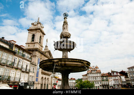 Brunnen in Largo Toural Plaza - Guimaraes - Portugal Stockfoto