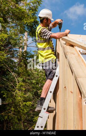 Wohnungsbau, UK. Arbeiten an den Holzrahmen von einem neuen Haus Baumeister Stockfoto