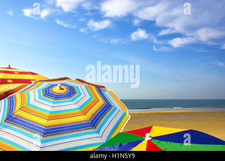 Detail der bunte Sonnenschirme am Strand an einem sonnigen Sommertag Stockfoto