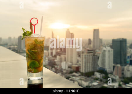 Mojito cocktail am Tisch in der Bar auf der Dachterrasse mit Blick auf die Stadt Bangkok in Bangkok Thailand Punkt. Schöne Dachterrasse mit Bar in Bangkok. Stockfoto