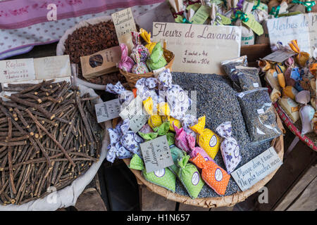 Gewürzen und Souvenirs, Herbes de Provence, Lavandin, Rosen, Marktstand, Vieux Nice, Cours Saleya, Alpes Maritimes, Provence, Stockfoto