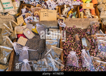 Gewürzen und Souvenirs, Herbes de Provence, Lavandin, Rosen, Marktstand, Vieux Nice, Cours Saleya, Alpes Maritimes, Provence, Stockfoto