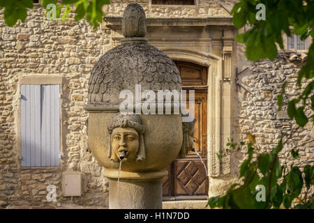 Brunnen im alten Stadt Zentrum von Vaison la Romaine, Côte du Rhône, Drome, Rhône-Alpes, Provence, Frankreich Stockfoto