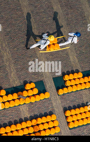 Träger in Alkmaar Käsemarkt, von oben gesehen Stockfoto