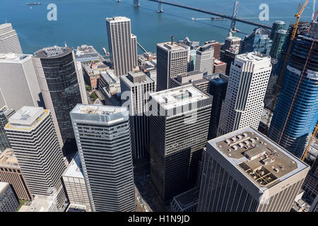 Luftaufnahme der Innenstadt von San Francisco Bürotürme und der Bay Bridge. Stockfoto