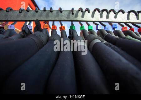 Surfbrett, Neoprenanzug Verleih Shop "Redwood" auf Croyde, Küste von North Devon, UK. Stockfoto