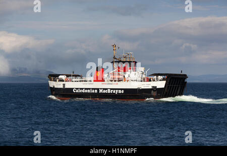 Isle of Arran, Schottland. Malerische Aussicht auf den CalMac Ferry, MV Loch Tarbert Lochranza Hafen verlassen. Stockfoto