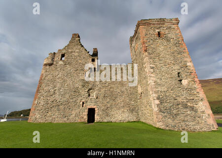 Isle of Arran, Schottland. Malerische Aussicht auf die Südfassade von Lochranza Castle am Ufer des Loch Ranza. Stockfoto