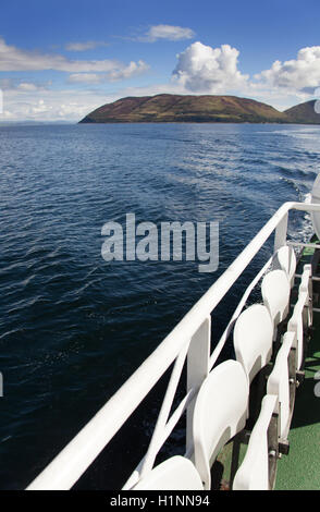 Isle of Arran, Schottland. Malerische Aussicht auf den CalMac Ferry, MV Loch Tarbert Lochranza Hafen verlassen. Stockfoto