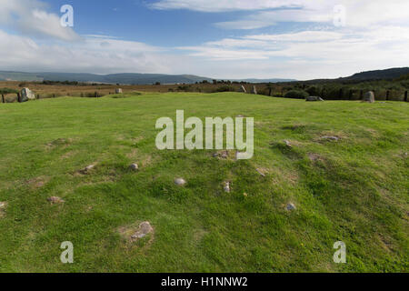 Isle of Arran, Schottland. Malerische Aussicht auf Moss Farm Road Cairn, Steinkreise Machrie Moor in der Nähe. Stockfoto