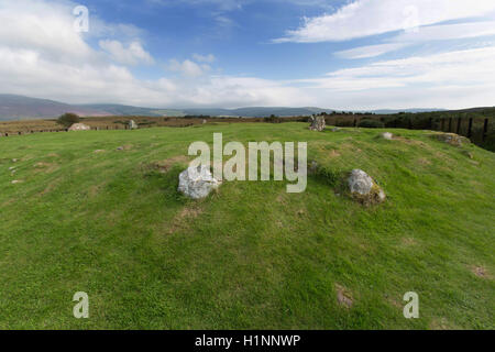 Isle of Arran, Schottland. Malerische Aussicht auf Moss Farm Road Cairn, Steinkreise Machrie Moor in der Nähe. Stockfoto