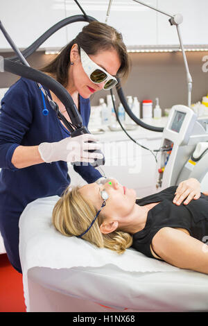 Vaskuläre Laser für die Behandlung von Rosacea und Varizen Stockfoto