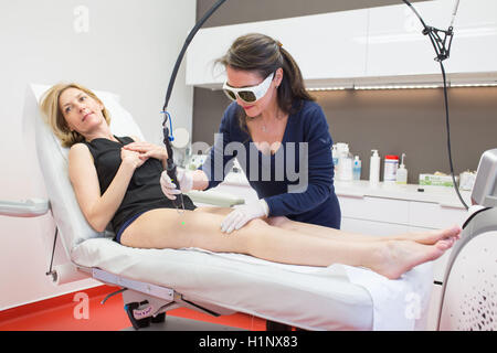 Vaskuläre Laser für die Behandlung von Rosacea und Varizen. Stockfoto