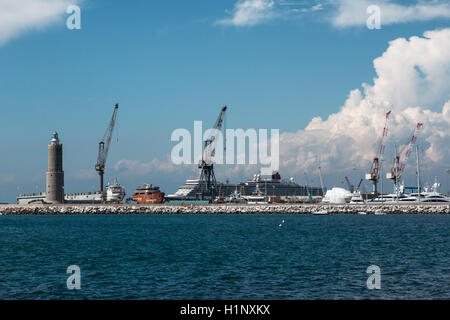 Kraniche bei der Arbeit in der Werft in der Nähe von Leuchtturm Stockfoto