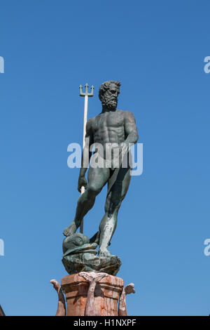 Neptun-Bronze-Statue mit Trident Zepter und blauer Himmel im Hintergrund Stockfoto