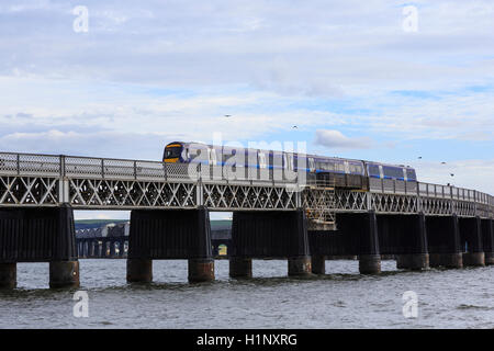 Tay Schiene Brücke, Nordende, Dundee, Schottland, mit einem Scotrail Diesel Triebzug (DMU) überqueren. Stockfoto