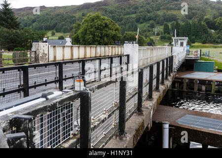 Aberchalder-Drehbrücke über den Caledonian Canal, Rundreise, Highland, Schottland. Stockfoto