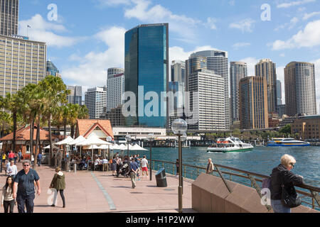 Circular Quay in Sydney Stadtzentrum mit Geschäften, Büros, Cafés, beliebt bei den Besuchern nach Sydney, Australien Stockfoto