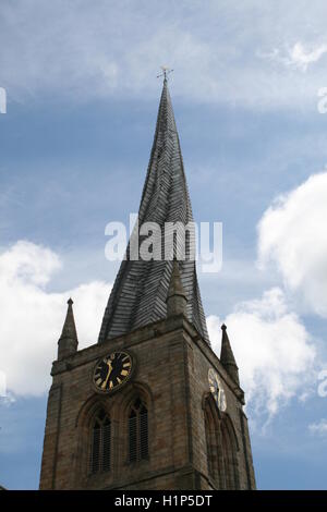 Die Crooked Spire der Church of St Mary und Allerheiligen, Chesterfield, vor einem bewölkten blauen Himmel. Stockfoto