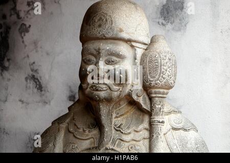 Guard Statue im Tempel der Literatur in Hanoi, Vietnam Stockfoto