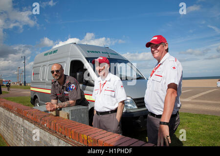 Britische Rote Kreuz Krankenwagen Besatzung Unterstützung der erste-Hilfe-Center 81-Charity-Event auf Great Yarmouth Promenade. Stockfoto