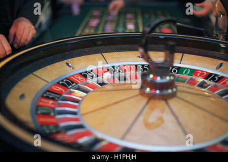 Roulette-Rad in Casino - glückliche sieben Siege Stockfoto