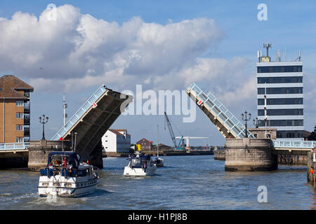 Hafen-Brücke bei Great Yarmouth öffnet für Bootfahren Verkehr auf dem Fluß Yare. Stockfoto