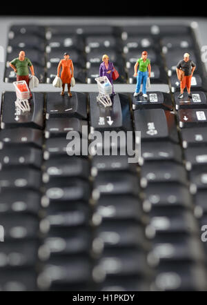 Miniatur-Shopper-Rennen mit Warenkorb Stockfoto