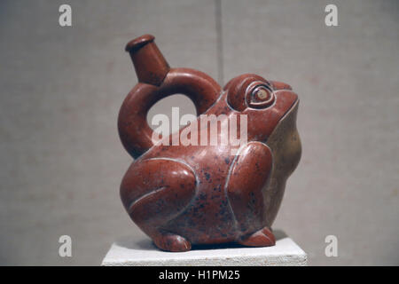 Amerika. Peru. Moche Kultur. Steigbügel-Auslauf Flasche. Frosch. 2. bis 5. Jahrhundert. Keramik. Stockfoto