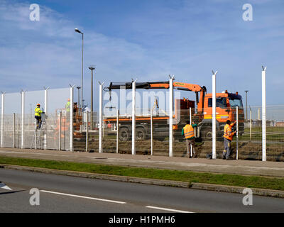 die zweite "äußeren" Zaun abgeschlossen in Calais Fährhafen Stockfoto