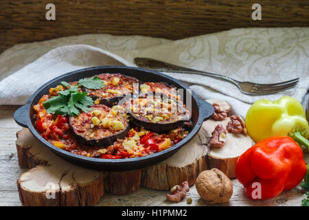 Gebackene Aubergine mit Paprika, Knoblauch, Tomaten und Walnüsse. Kalte oder warme Vorspeise. Rustikalen Stil. Selektiven Fokus Stockfoto