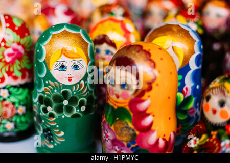 Schließen Sie die Ansicht der bunt Matrjoschka, die traditionelle russische Verschachtelung Puppen, berühmten alten hölzernen Souvenir an die Shop-Sho Stockfoto