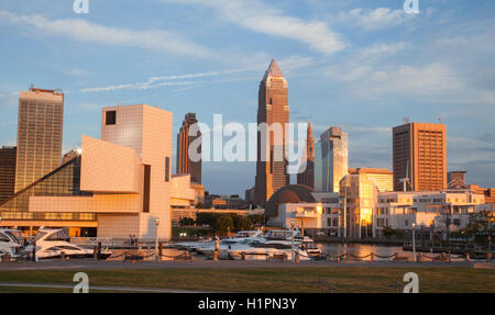 Cleveland, Ohio Skyline von Voinovich Park im Innenhafen Stockfoto