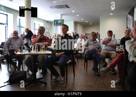 Somerset-Cricket-Fans zeigen ihre Niedergeschlagenheit, wie sie das Spiel auf Lords zwischen Middlesex und Yorkshire Fernsehen auf The Cooper Associates County Ground, Taunton zu sehen. Stockfoto