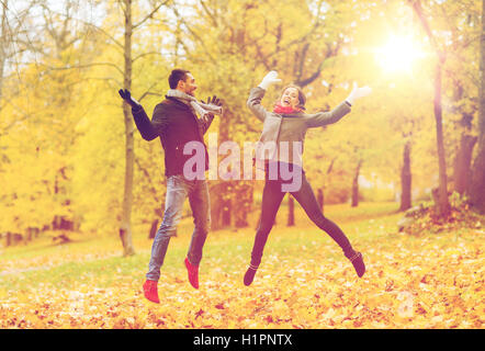 lächelnde Paare, die Spaß im Herbst park Stockfoto