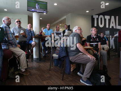 Somerset-Cricket-Fans zeigen ihre Niedergeschlagenheit, wie sie das Spiel auf Lords zwischen Middlesex und Yorkshire Fernsehen auf The Cooper Associates County Ground, Taunton zu sehen. Stockfoto