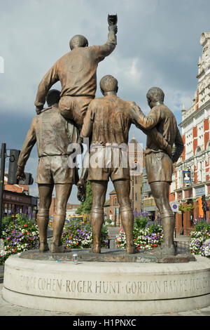 Die Welt-Cup-Skulptur auch genannt The Champions in der Nähe in der Nähe von West Ham United Football Club alte Upton Park Stadion, mit Bobby Moore, Geoff Hurst, Martin Peters und Ray Wilson, Helden des Jahres 1966 Englands Sieg im Wembley-Stadion. London.UK Stockfoto